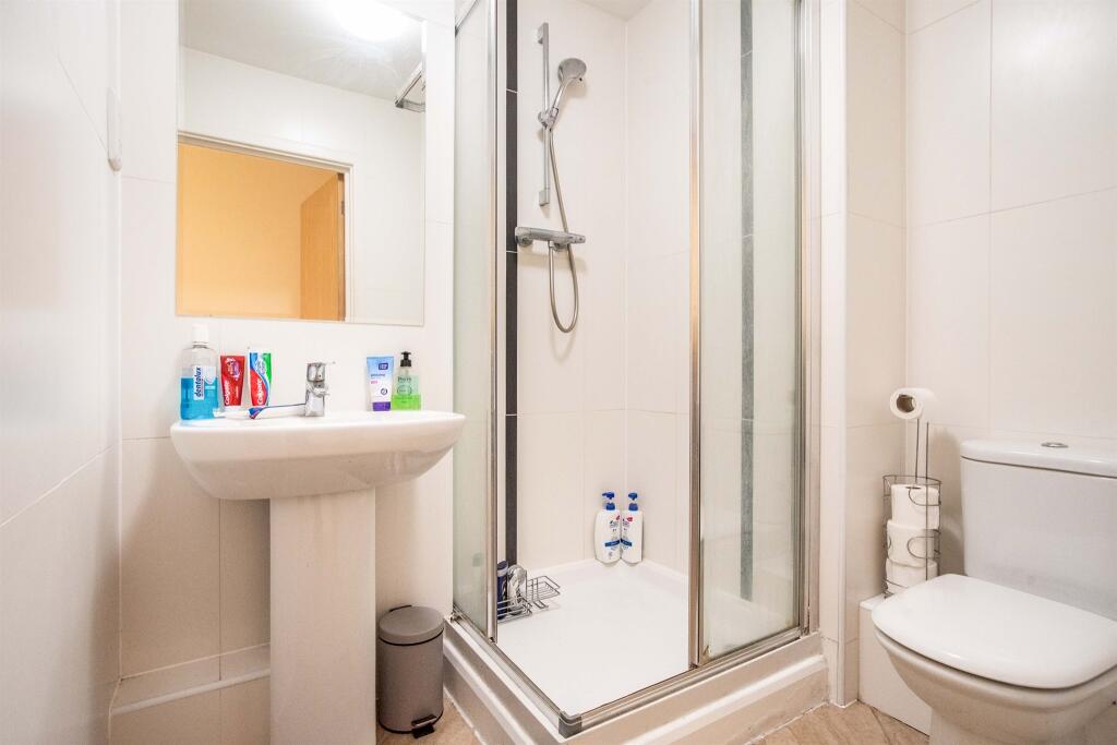 Apartment in Watford - More