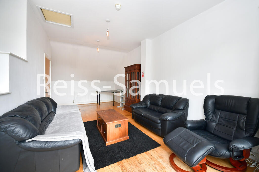 6 bedroom town house for rent