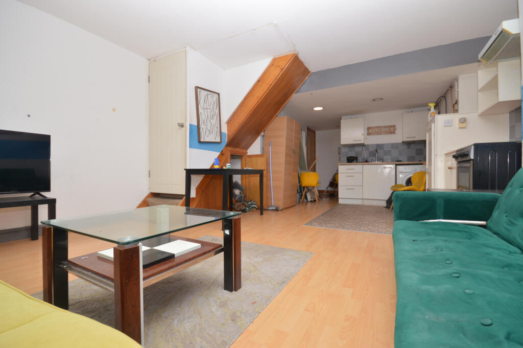 1 bedroom maisonette for rent