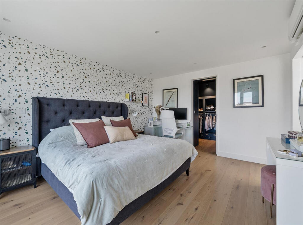 House in London, Brondesbury Park, Brondesbury - More