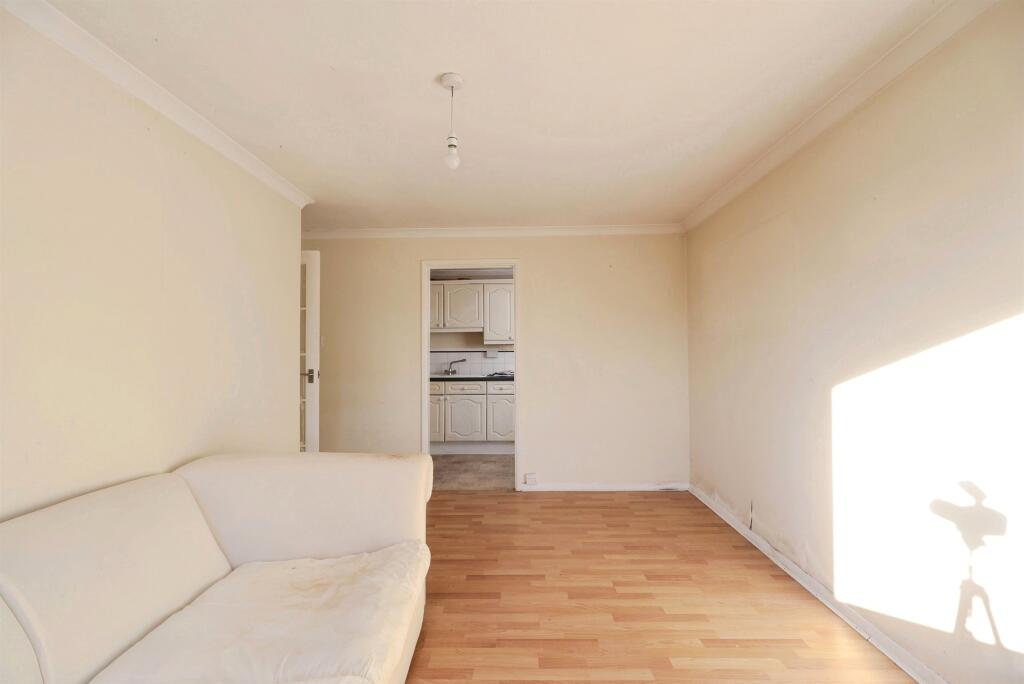 Windsor Drive, High Wycombe photo 3