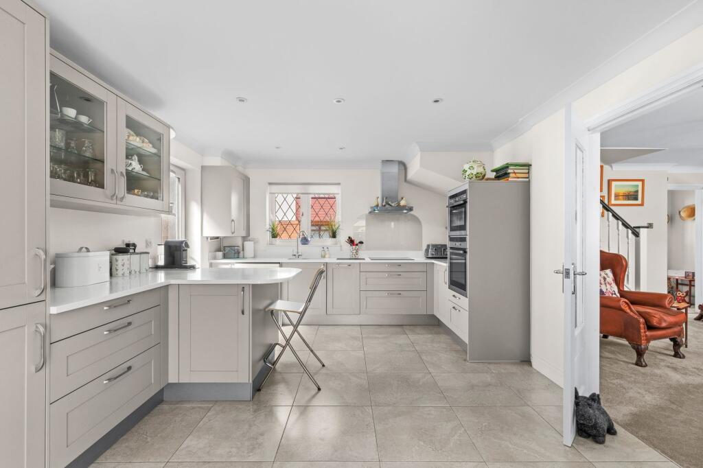 Groves Close, Bourne End, SL8 photo 3