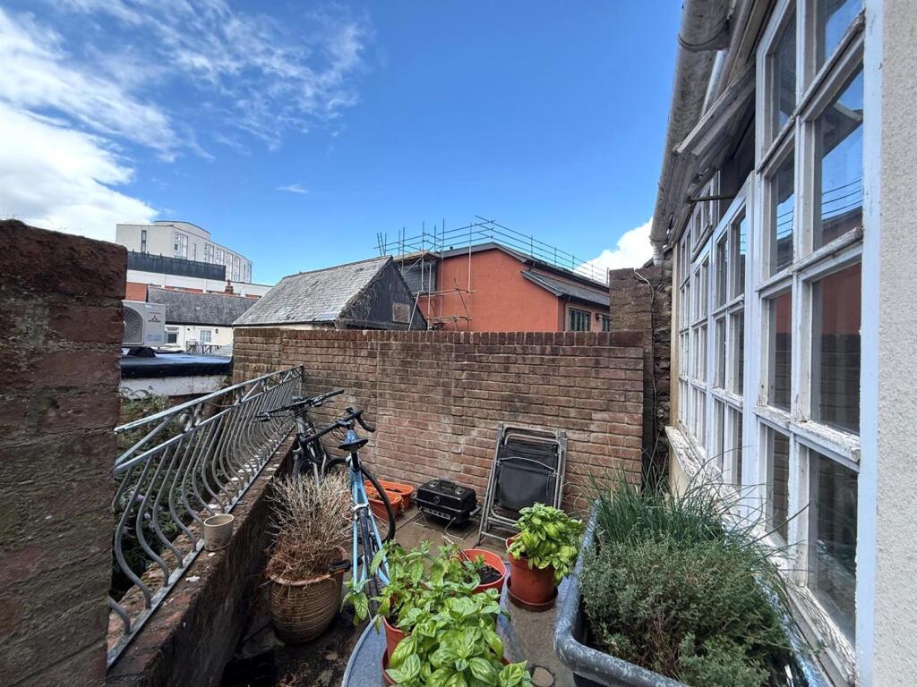 Apartment in Exeter - More
