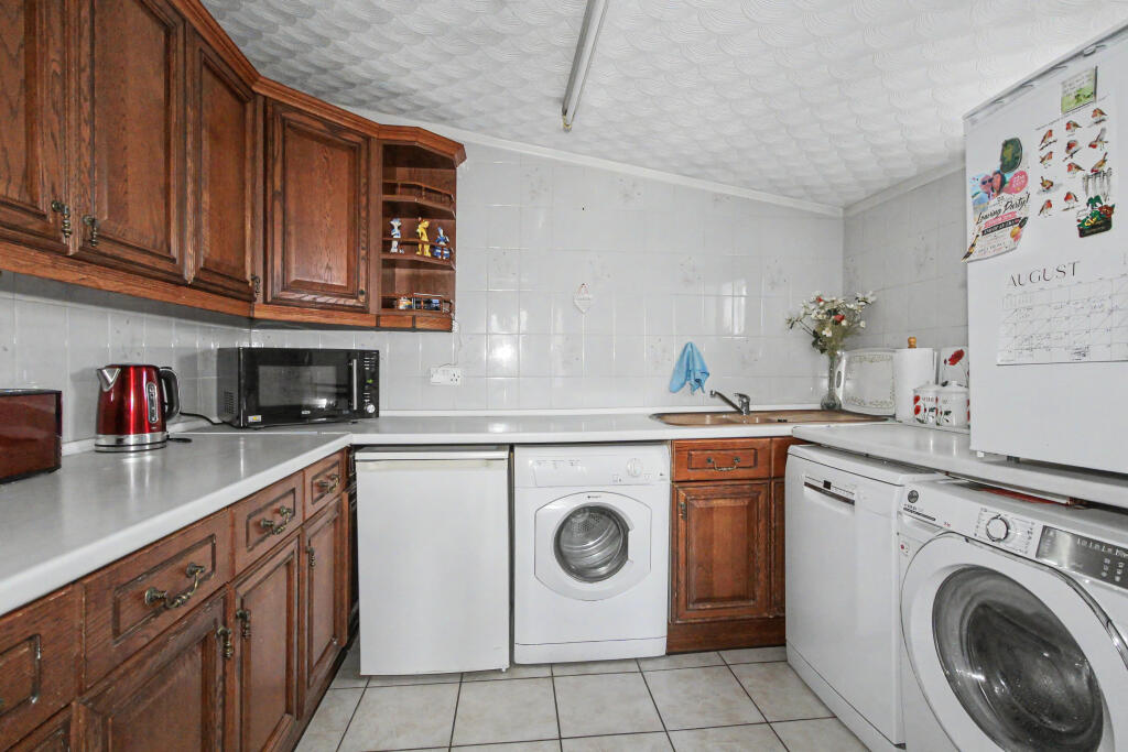House in Kingston upon Thames - More