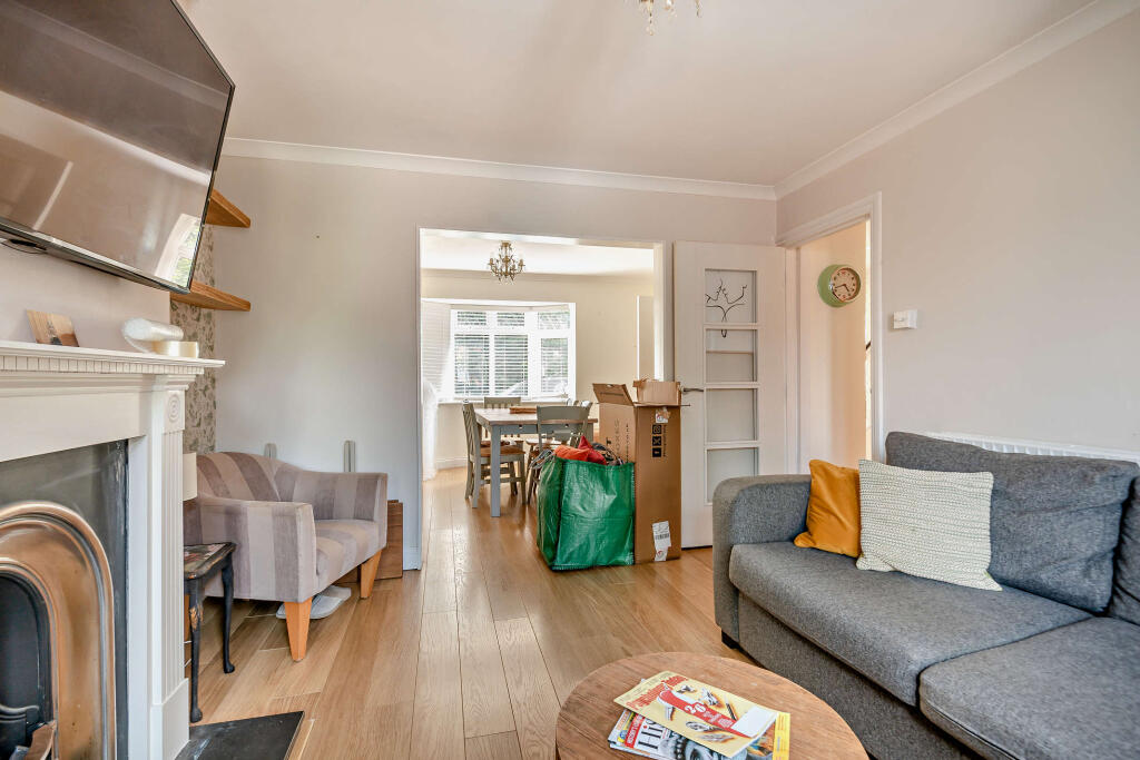 Saxon Crescent, Horsham, RH12 photo 4