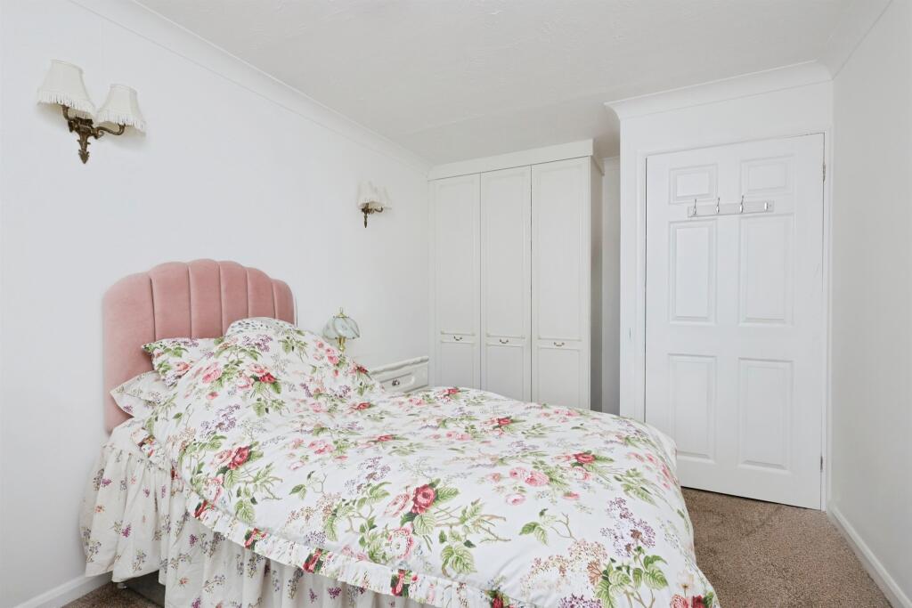 Apartment in Eastbourne, East Sussex - More