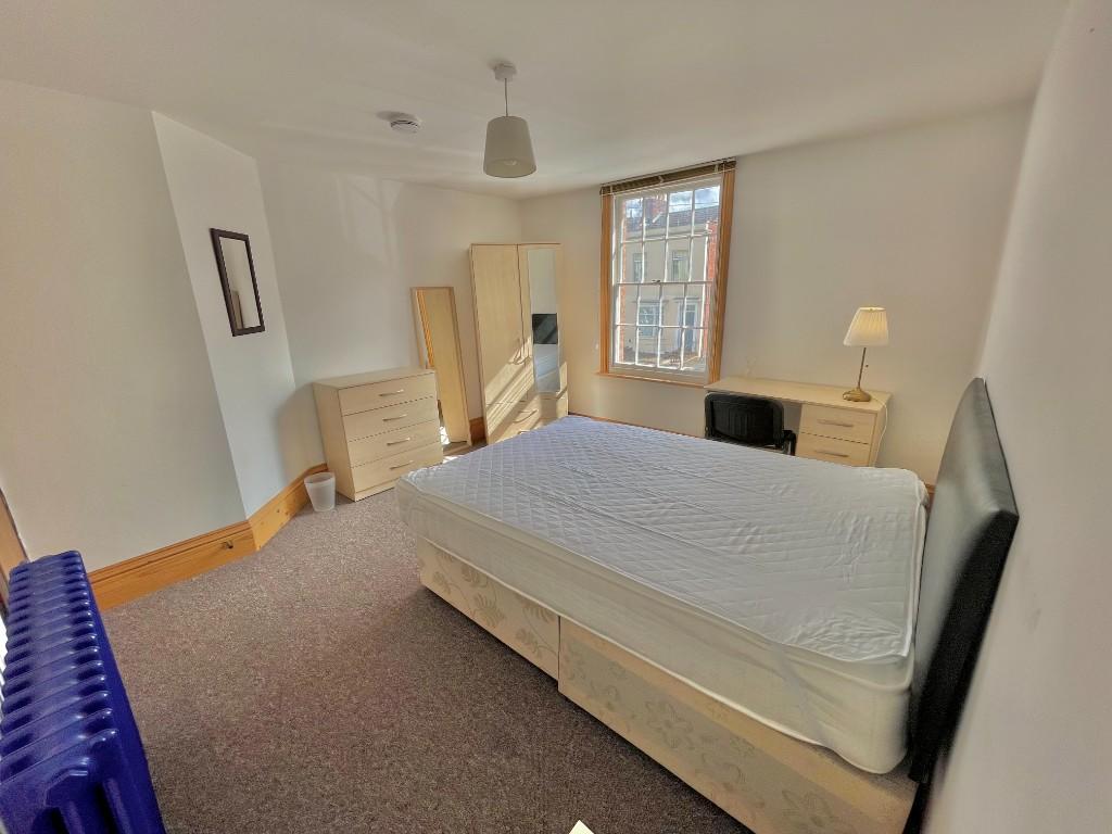 6 bedroom semi-detached house for rent