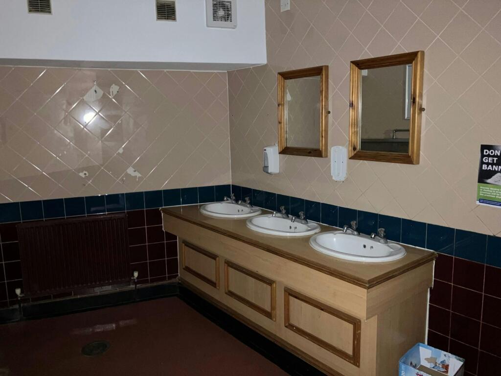 8 Queen WC.jpg
