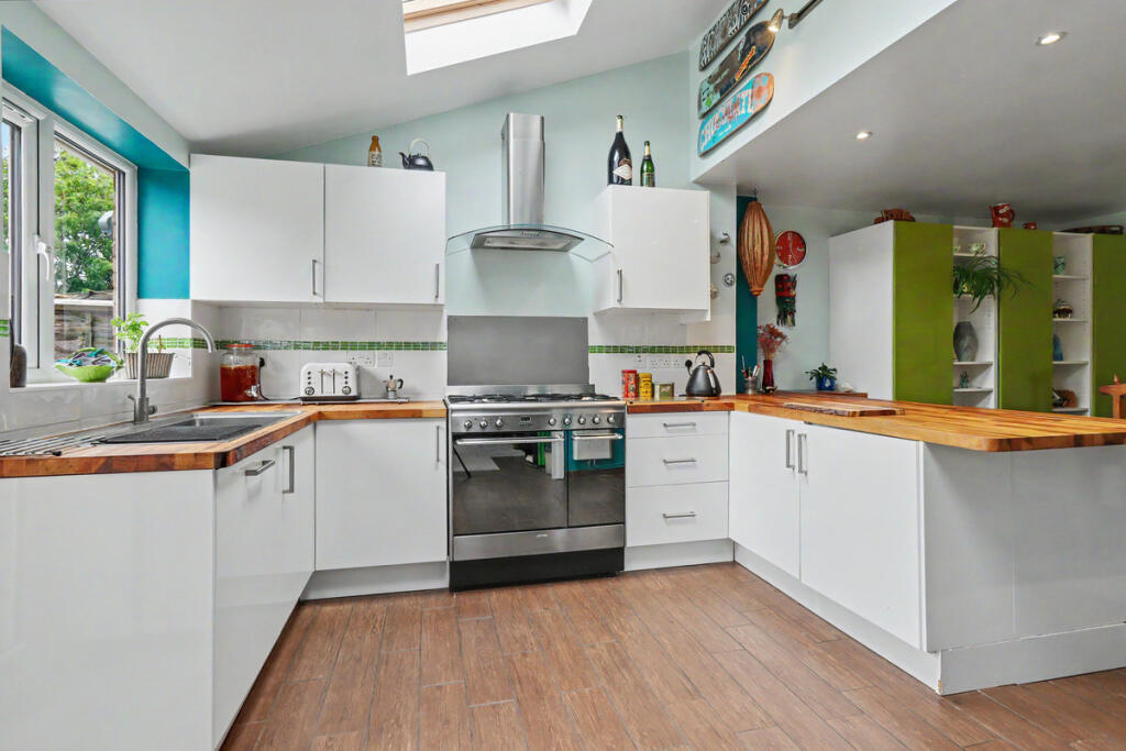 House in Newport Pagnell, Tickford End - View 4