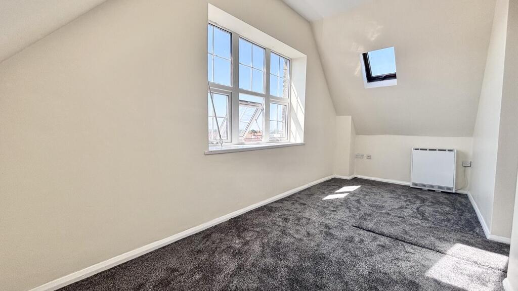 Apartment in Southend-on-Sea - More
