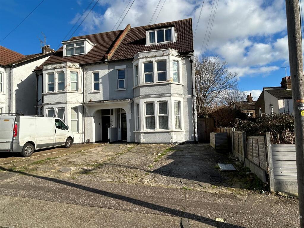 7-bed semi-detached on 2 Satanita Road, Westcliff-on-Sea, £465,000