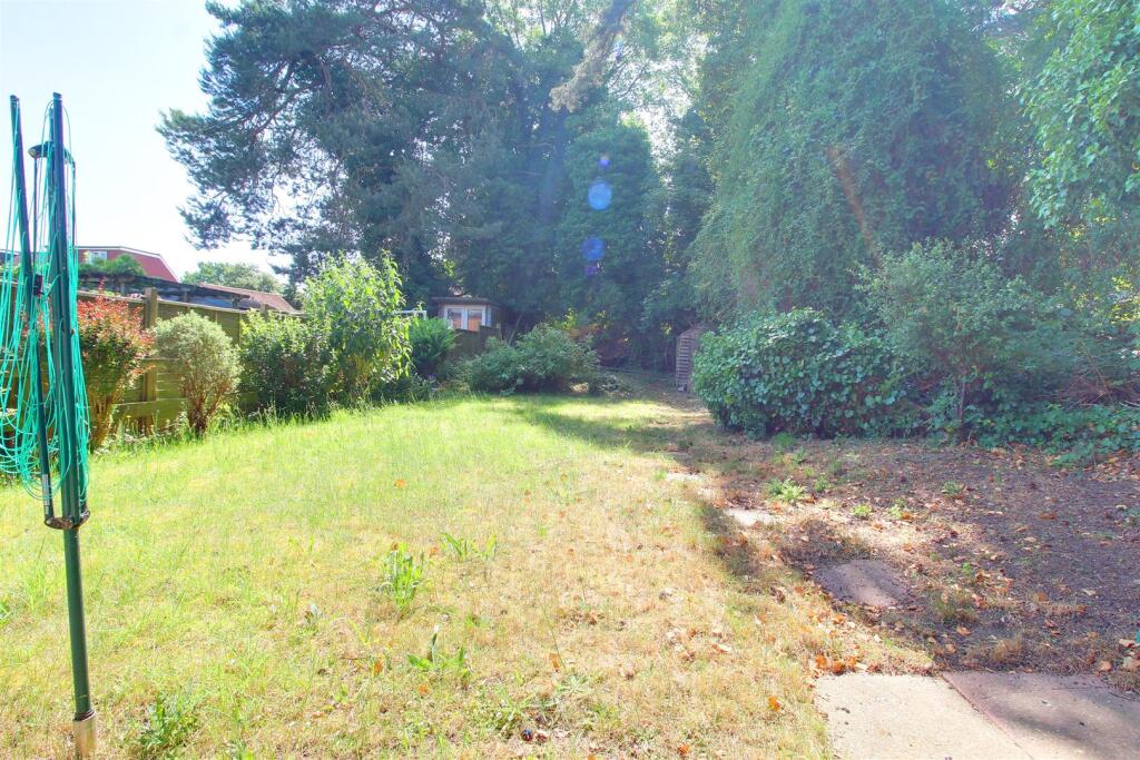 Dixons Hill Road, Welham Green photo 2