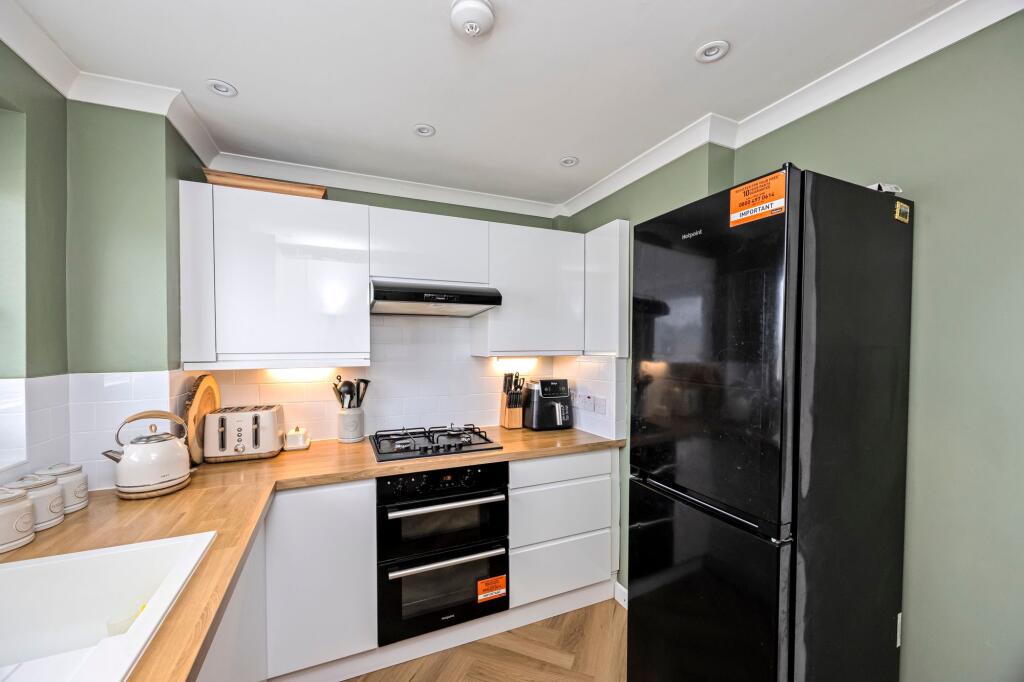 Court Lodge Road, Horley, RH6 photo 4