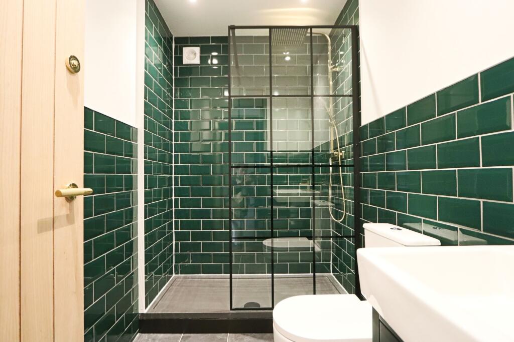 6 bedroom semi-detached house for rent