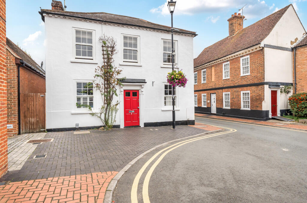 2-bed flat on Rose Street, Wokingham, Berkshire, RG40, £295,000