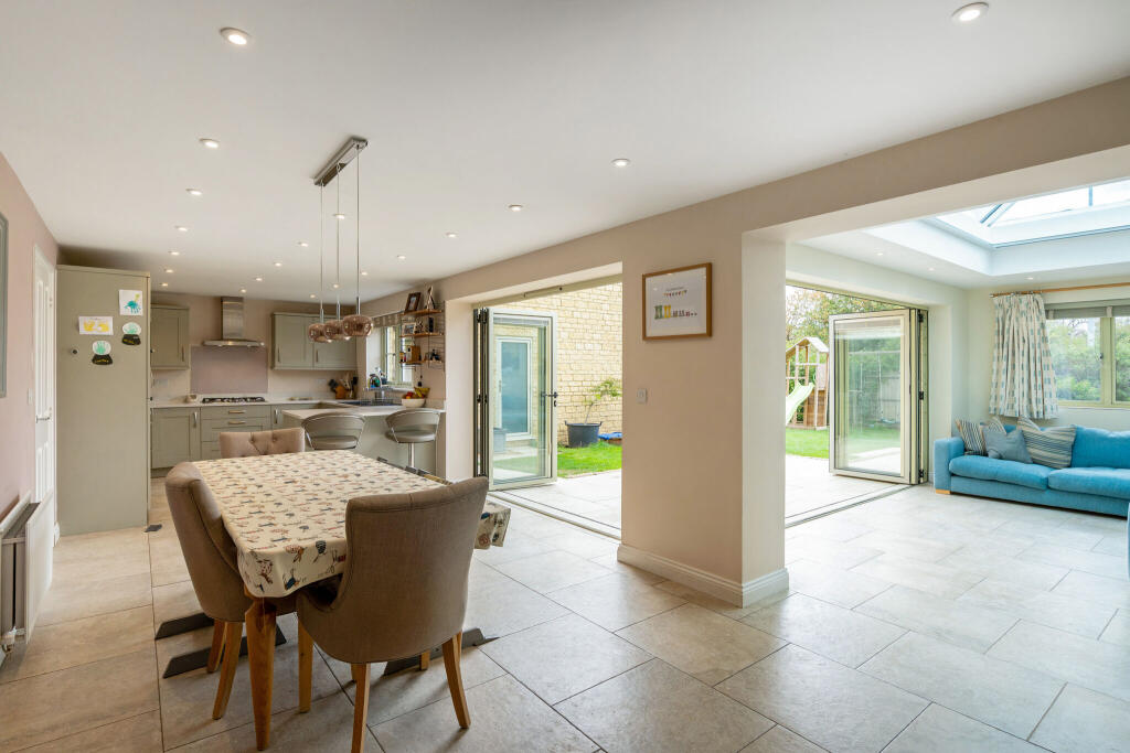House in Gloucester - View 4