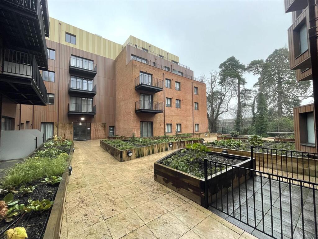 Main image of property: Farnborough Road, Farnborough