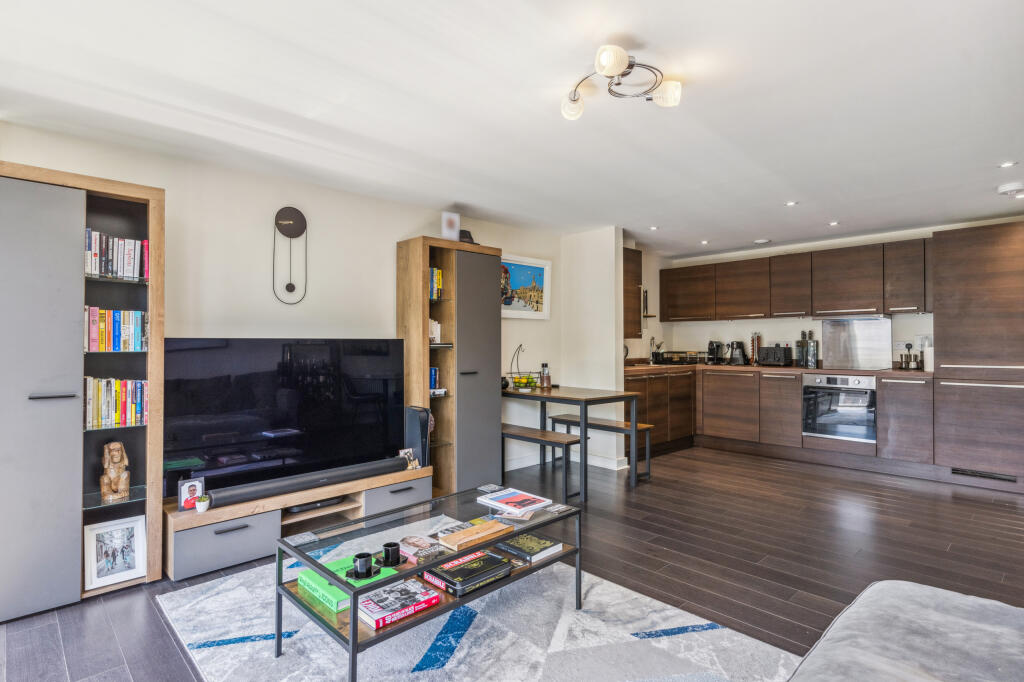 Apartment in St Albans - More