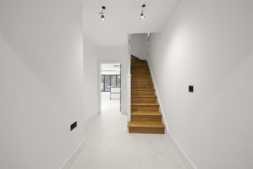 House in London - View 5