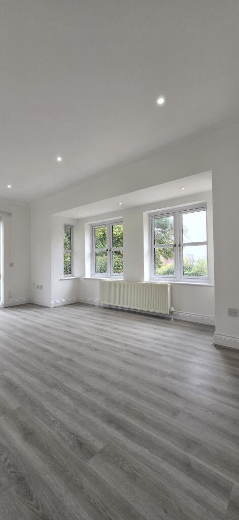 House in Sutton - View 5