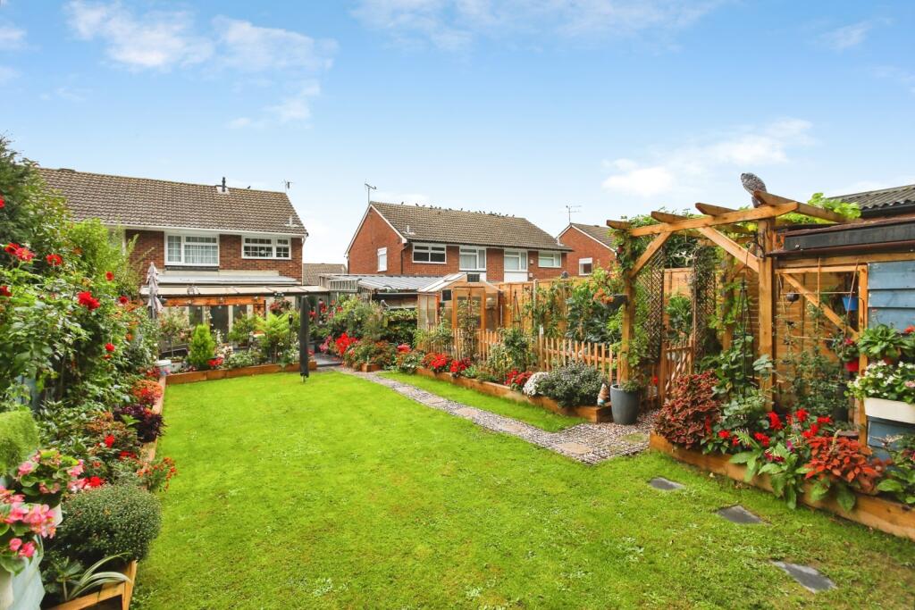 House in Tonbridge and Malling, Kent - More