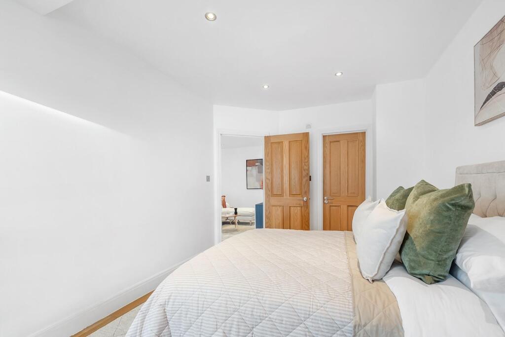 Apartment in London, Blenheim Gardens Estate, Brixton - View 5