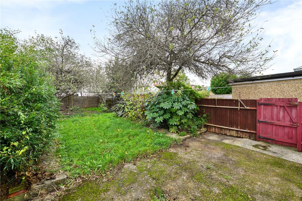 Leigh Gardens, London, NW10 photo 3