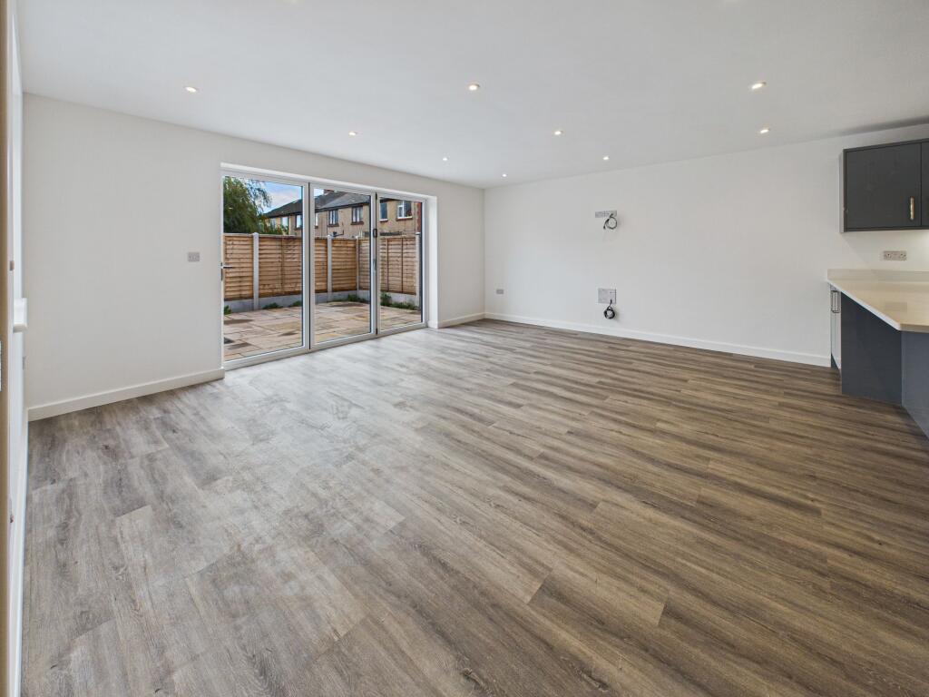 Smithbrook Close, Chapel-En-Le-Frith, SK23 photo 2
