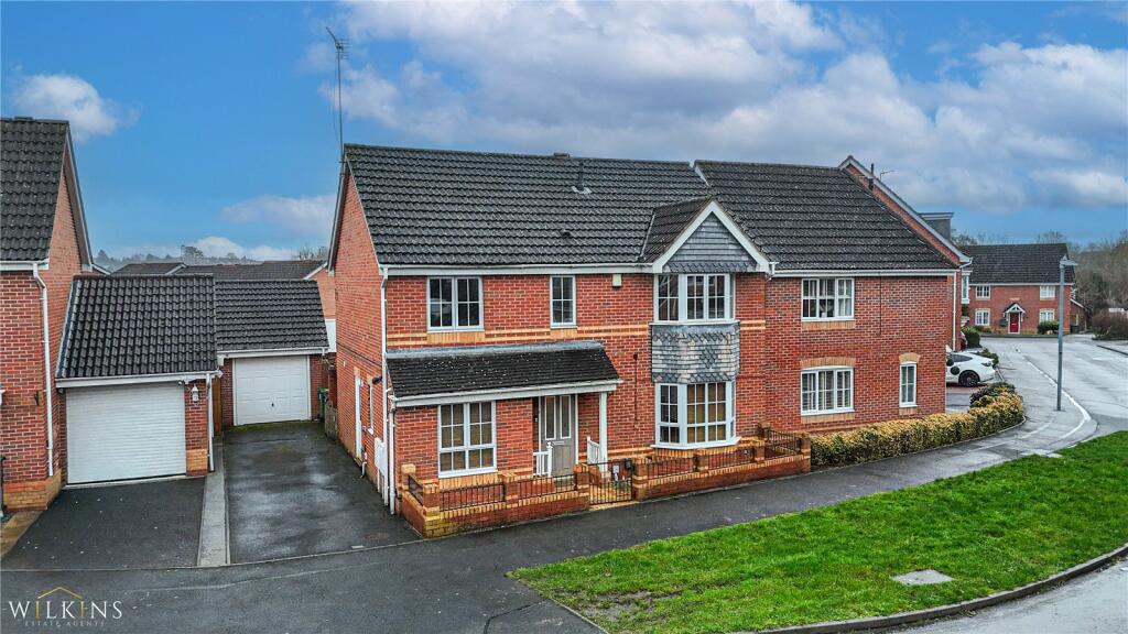 Main image of property: Chaytor Drive, Nuneaton, Warwickshire, CV10