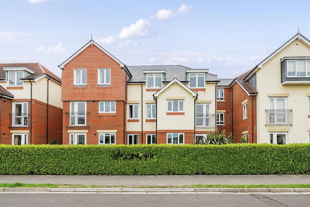 2-bed house on Rothesay Lodge, Highcliffe, Christchurch, Dorset, £425,000