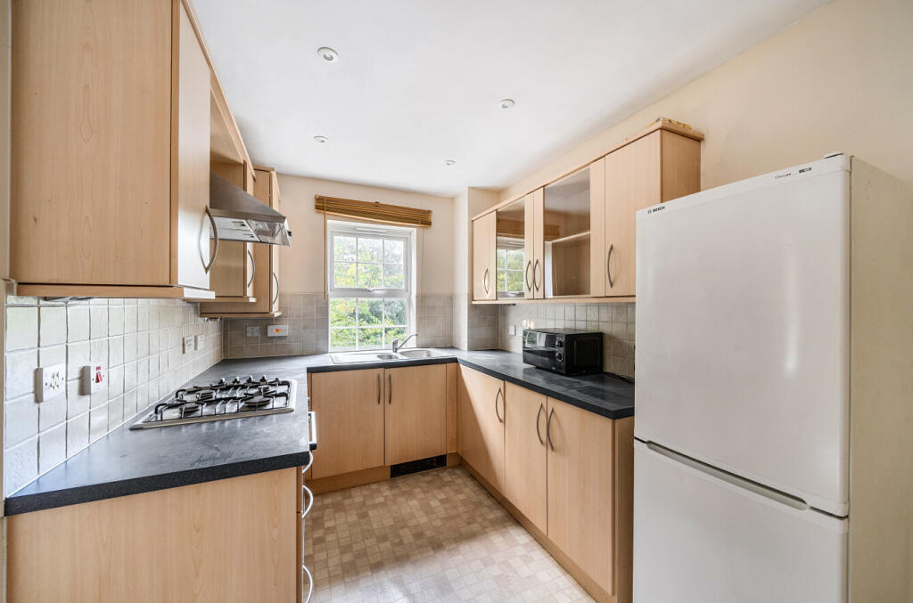 Eastbury Way, Redhouse, Swindon, SN25 photo 4