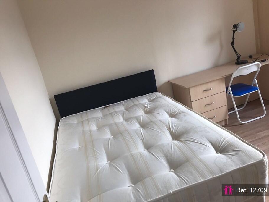 Apartment in London, Royal Borough of Kingston upon Thames - More