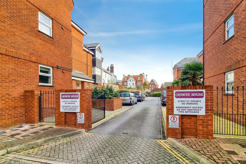 Apartment in Eastbourne, East Sussex - View 2