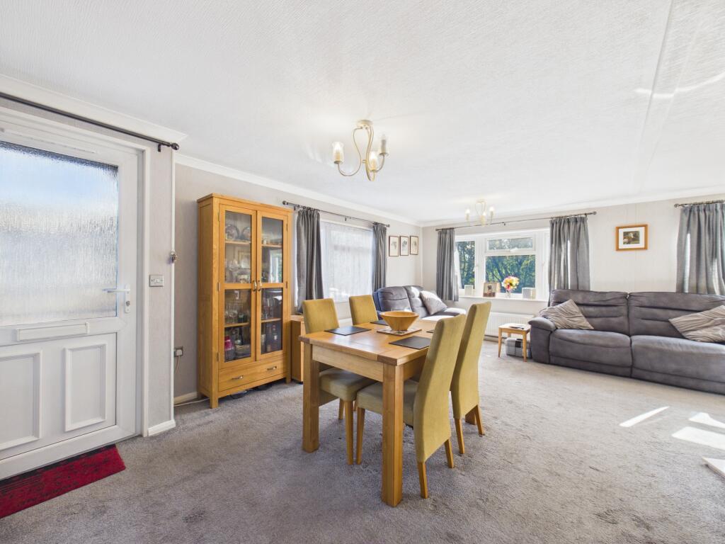 First Avenue, Aldermaston, RG7 photo 4