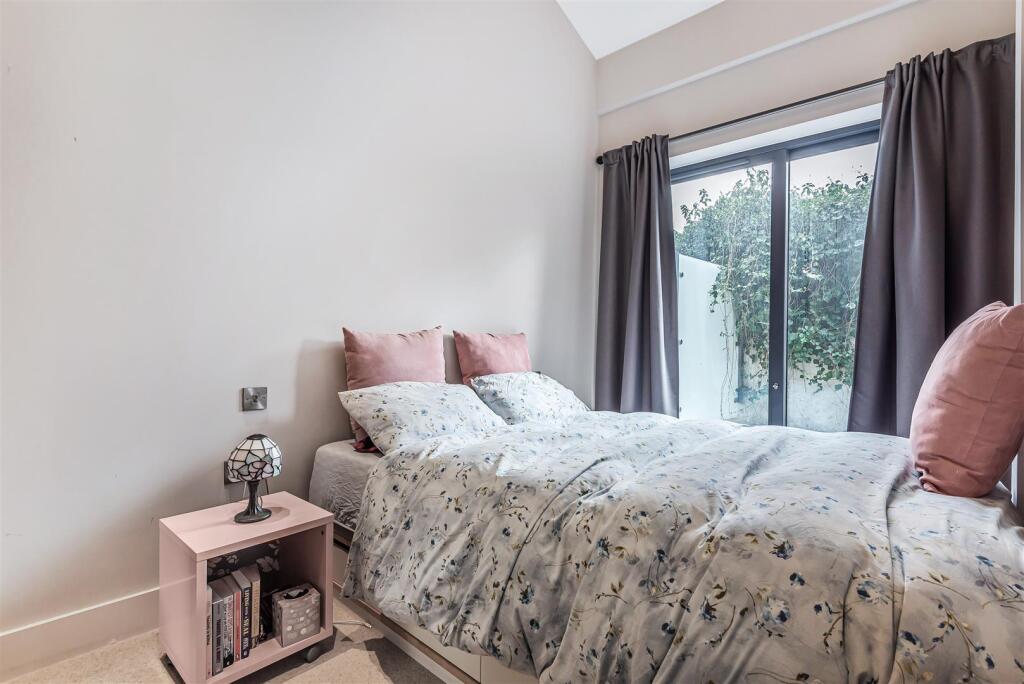 Apartment in London, North Sheen - View 3