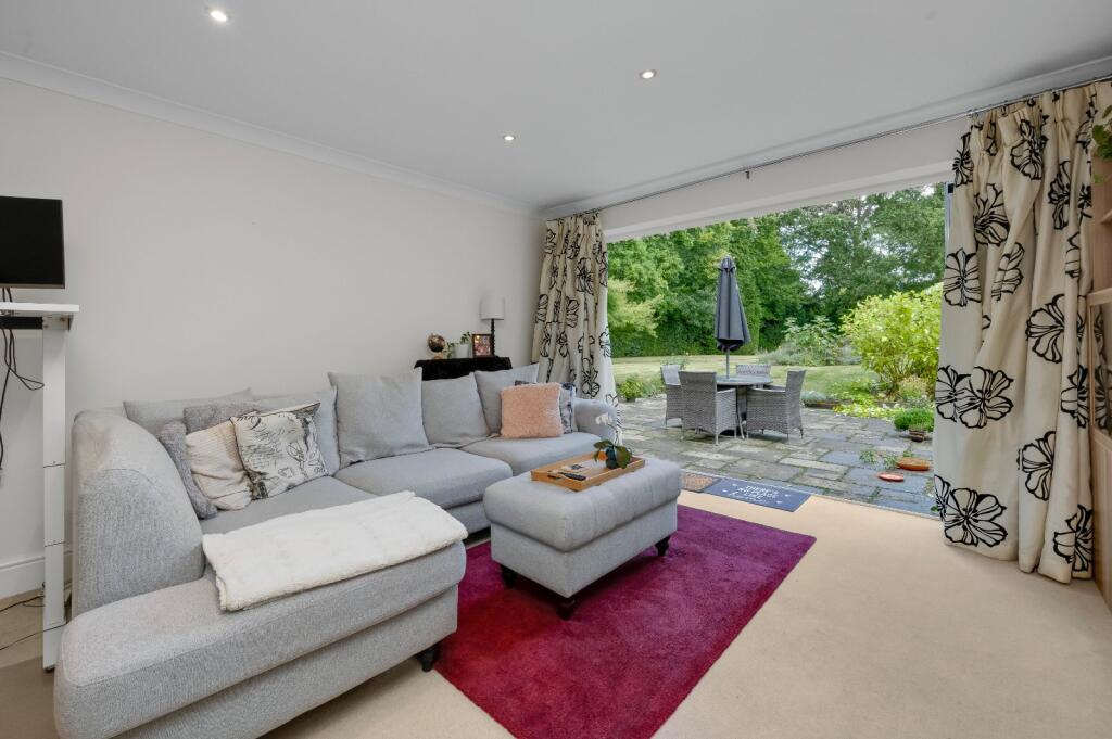 Apartment in Walton-on-Thames, Surrey - View 3