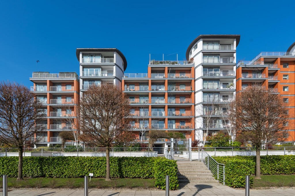 3-bed flat on Holland Gardens, Brentford, TW8, £550,000