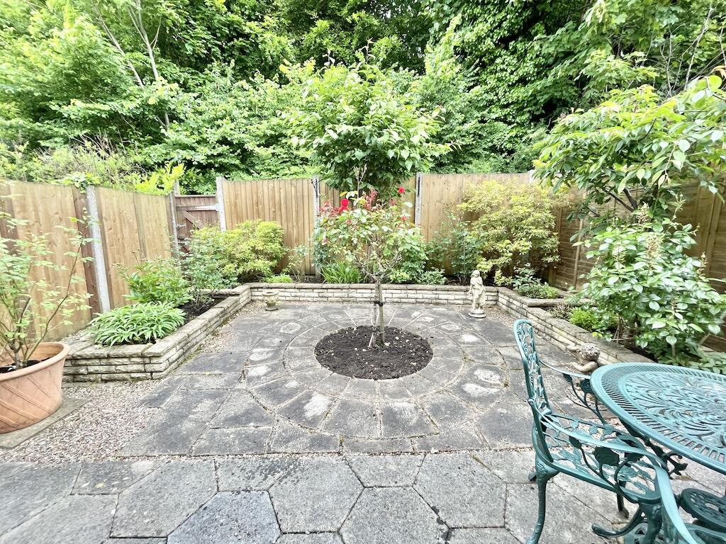 OLDSWINFORD - Redhill Close photo 4