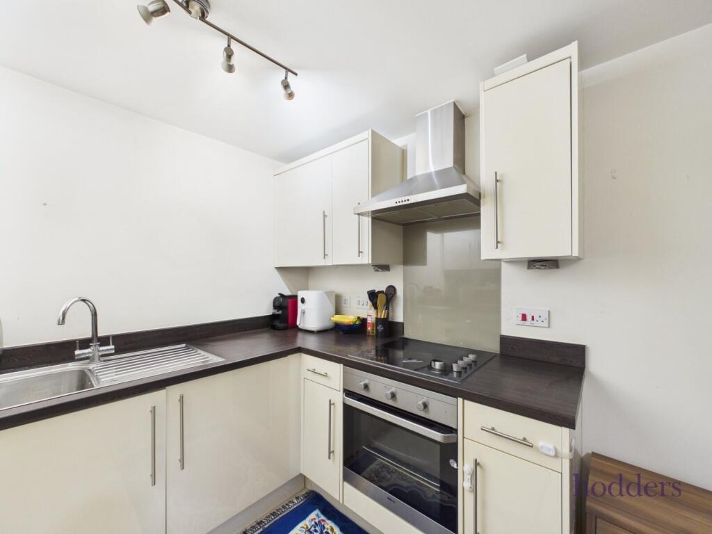 Apartment in Runnymede, Addlestone - More