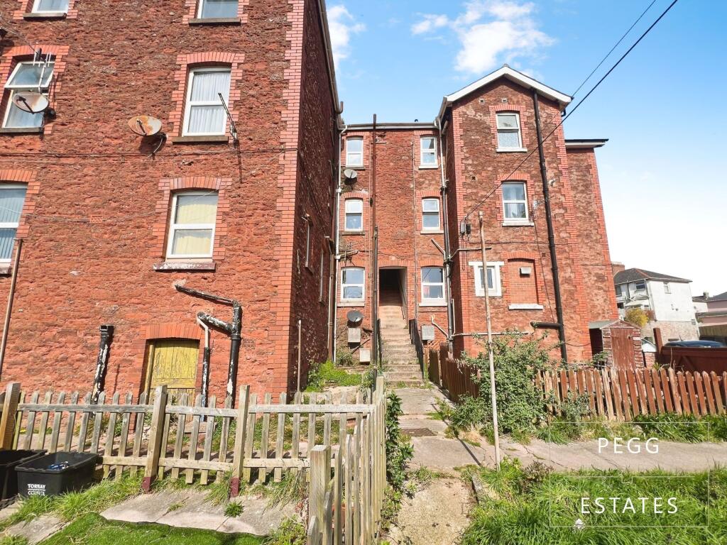 2-bed flat on Merritt Flats, Totnes Road, Paignton, £75,000