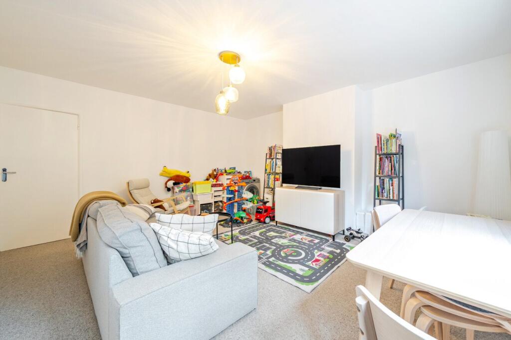 Apartment in London, Cottenham Park, Raynes Park - View 4