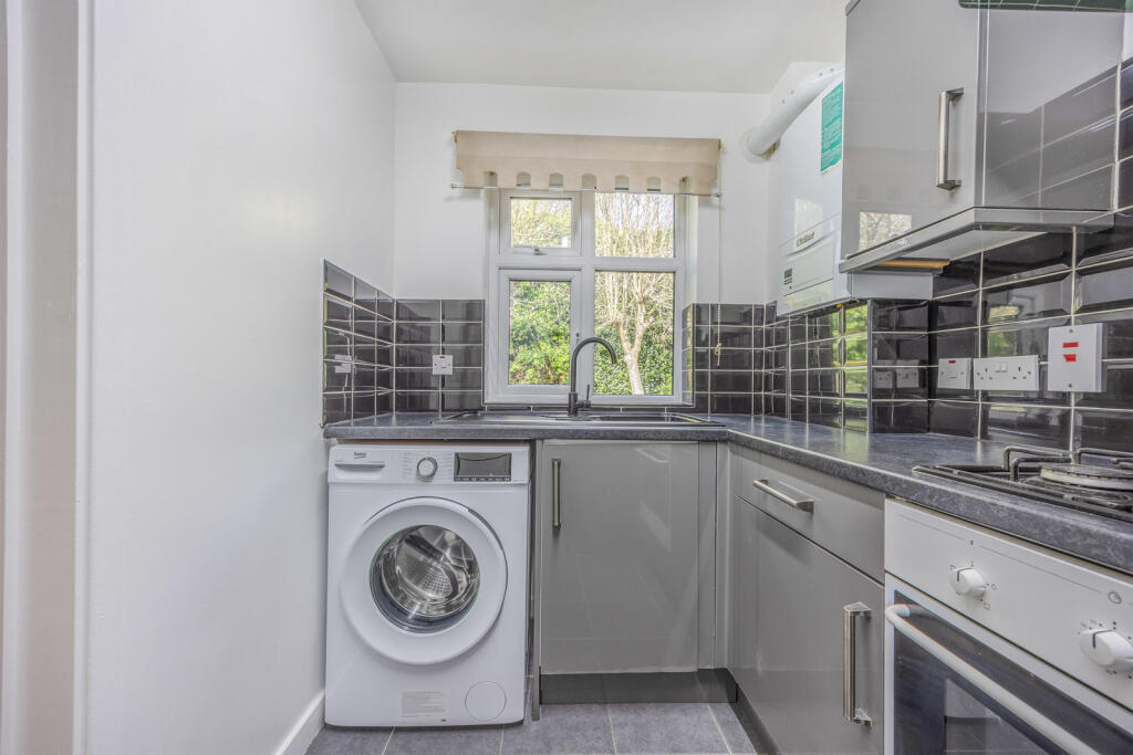 Apartment in Croydon - View 4