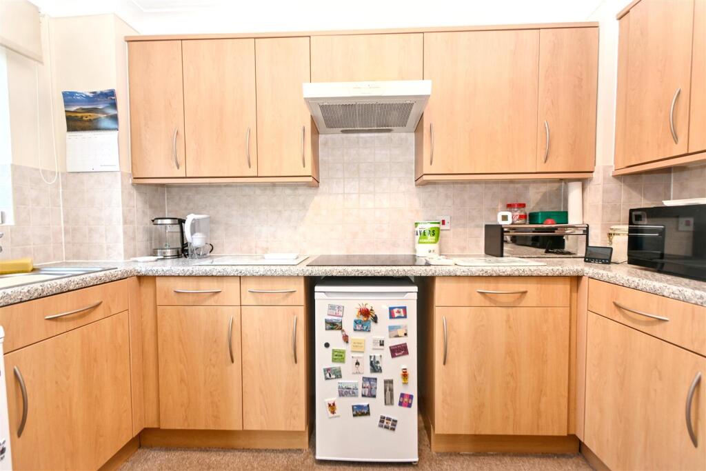 Apartment in Eastbourne, East Sussex - View 3