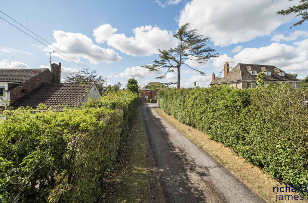 House in Swindon, Woodshaw, Royal Wootton Bassett - View 4