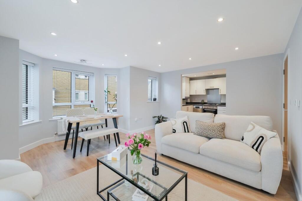 Sherwood Way, Epsom, KT19 photo 2