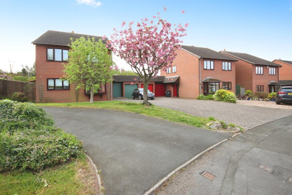 4-bed detached on Aintree Drive, Leamington Spa, Warwickshire, CV32, £450,000