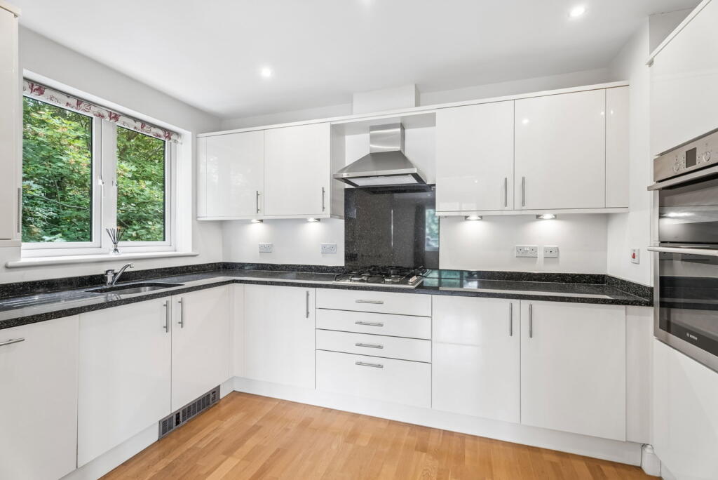 Apartment in Watford - View 5