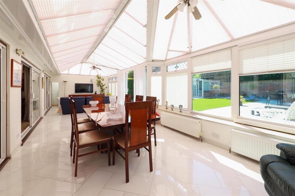 Park Avenue, Ruislip photo 4