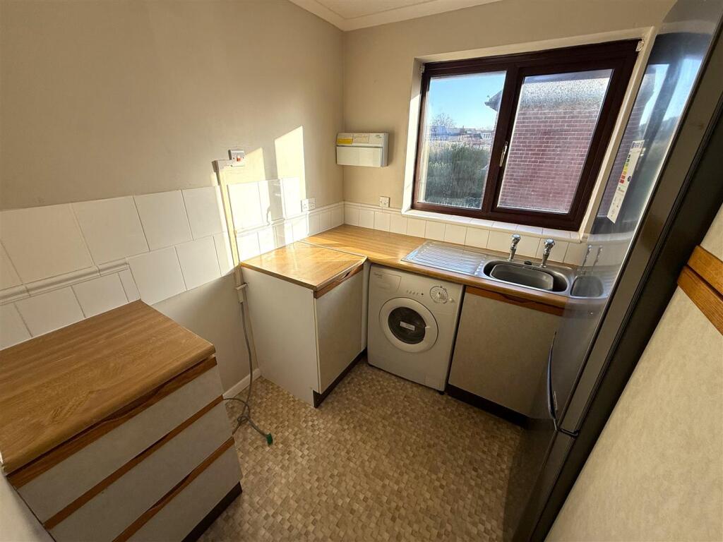 Apartment in Sheffield, Wadsley Bridge, Fox Hill - View 4