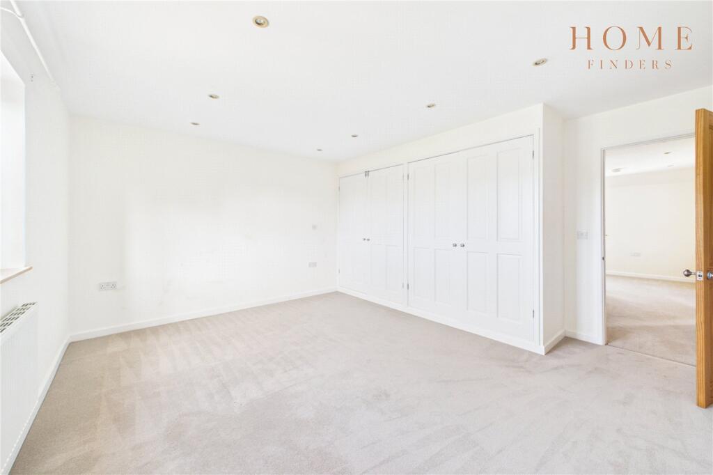 House in Tockenham - More
